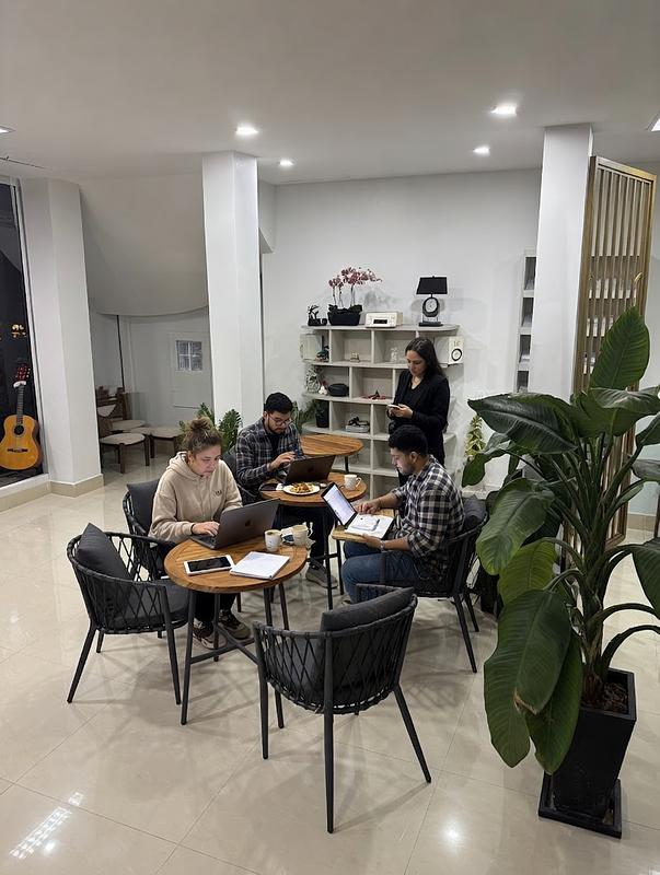 Délichi Wine Bar and Eatery